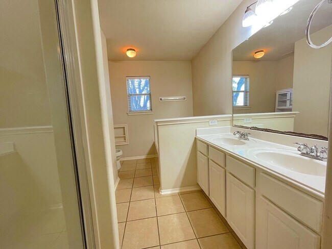 Building Photo - 14555 Gleaming Rose Dr