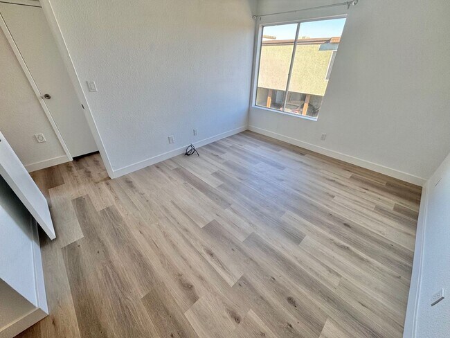 Building Photo - BRIGHT 2-BEDROOM CONDO NEAR STRIP & UNLV W/ PRIVATE BALCONY