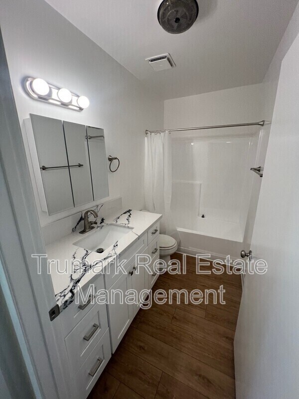 Building Photo - 2719 Montrose Ave