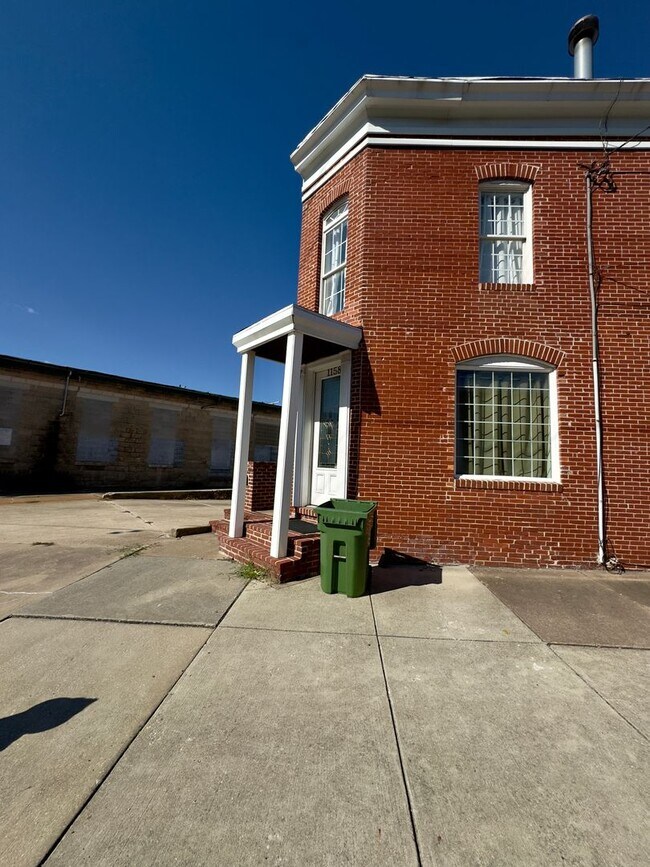 Building Photo - Charming 2Bed/2.5Bath in Washington Vilage - Extra Space in the Basement