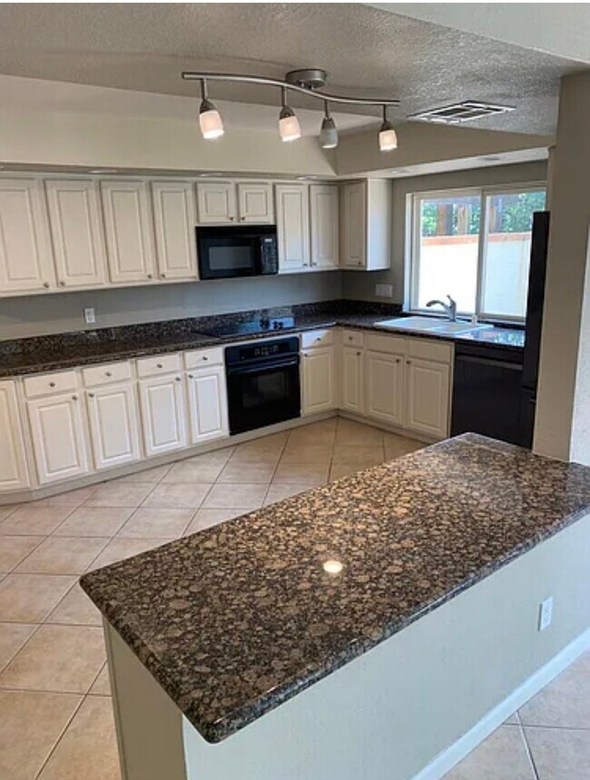 Building Photo - 7888 N Pinesview Dr