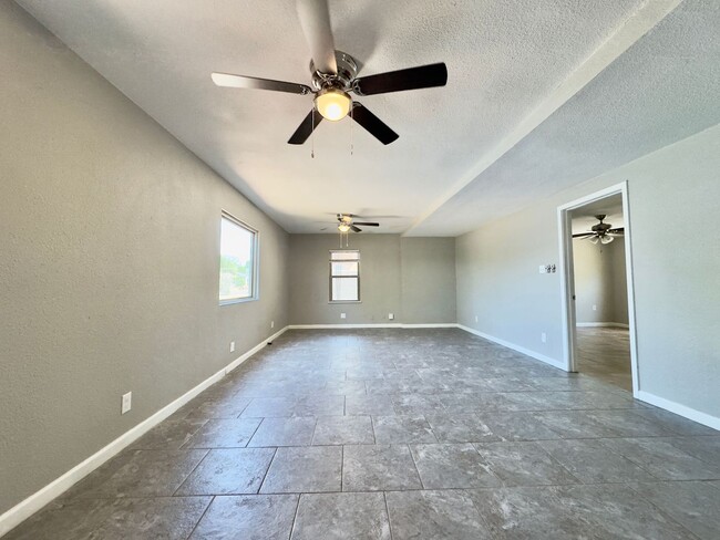Building Photo - Rental