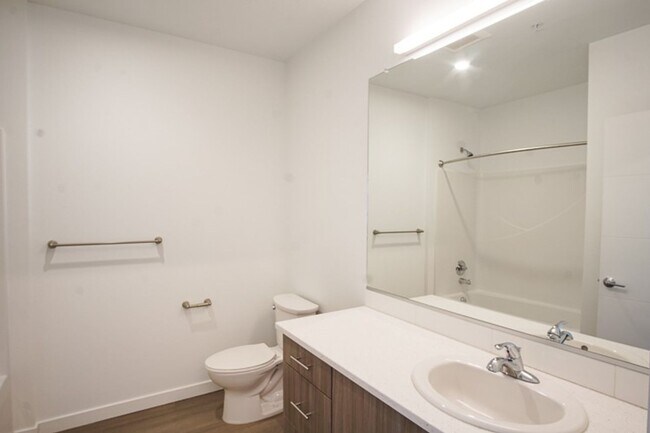 Building Photo - Sellwood-Modern Top Floor 1Bdr w/Floor-to-Ceiling Windows + Pet OK!
