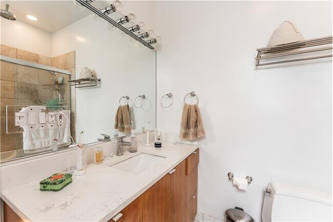 Building Photo - 1407 N Wicker Park Ave