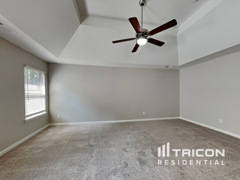 Building Photo - 1760 Long Acre Dr