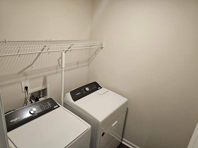 Building Photo - Like-New townhome in Concord