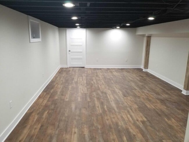 Building Photo - 6020 Metcalf Ln