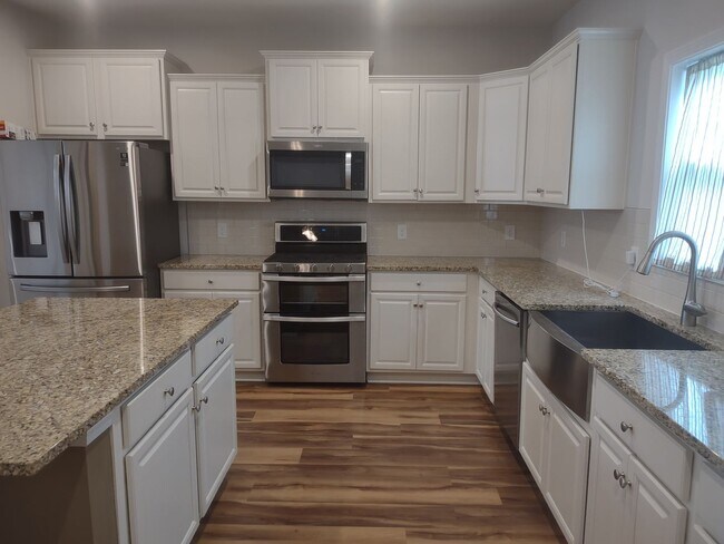 Building Photo - Wonderful Two Story Four Bedroom Three Full Bathrooms Home in Elgin SC