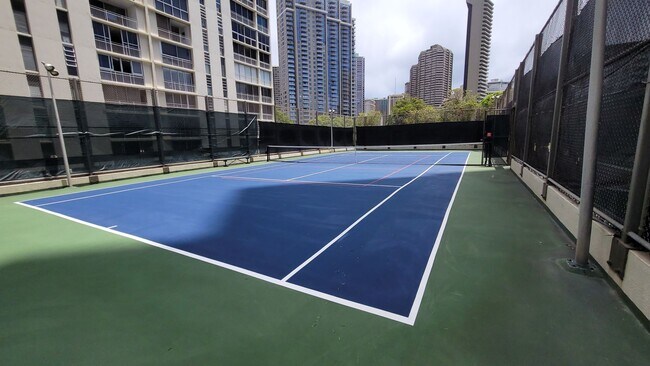 Building Photo - Yacht Harbor Towers (Ala Moana)-1282 sf, 2 bed+den, 2 bath, 2 prkg-INCLUDES UTILITIES