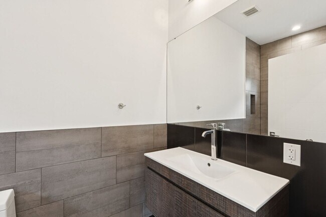 Building Photo - 2028 E Fletcher St