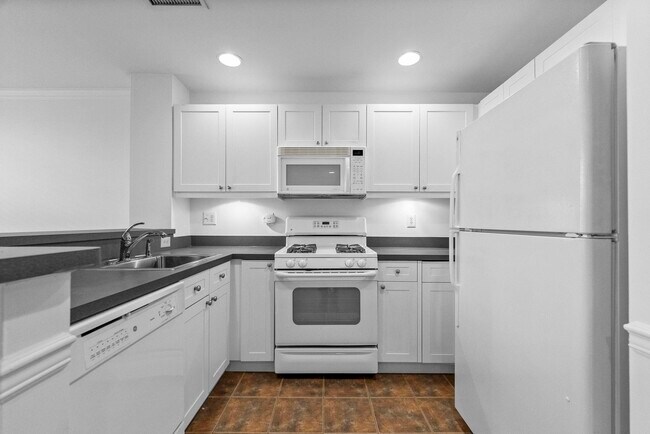 Building Photo - 812 Grand St