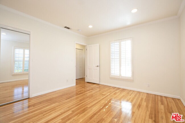 Building Photo - 4216 W Victory Blvd