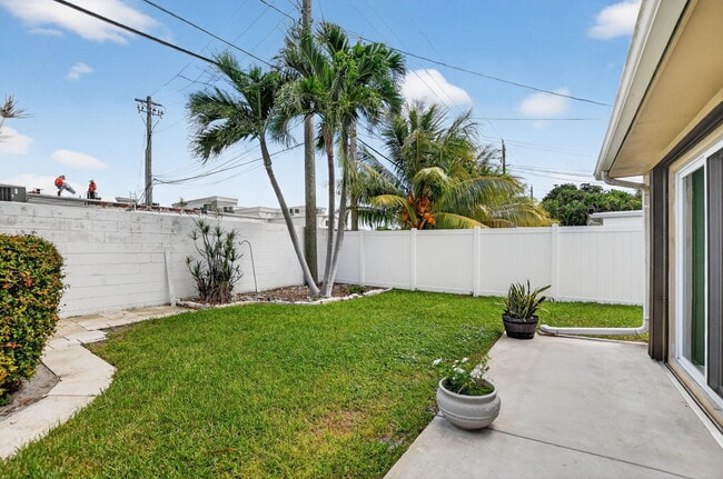 Building Photo - 529 NE 18th St