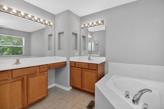 Building Photo - 607 Mansfield Way