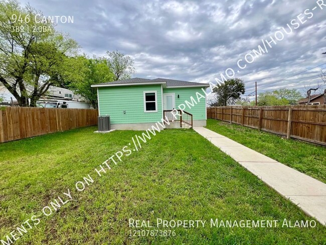 Building Photo - MUST SEE!!! 3 Bedroom / 2 Bath Home Near F...