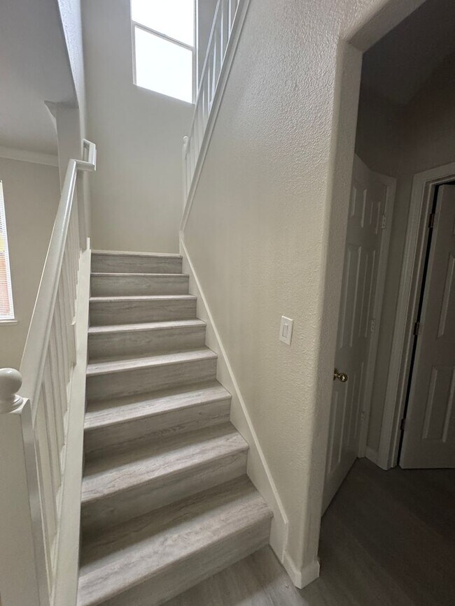 Building Photo - Great 5 bedroom 2.5 bath home in desirable Brentwood neighborhood! Crown molding in living room w...
