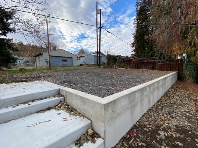 Building Photo - Cute Remodeled 2/1