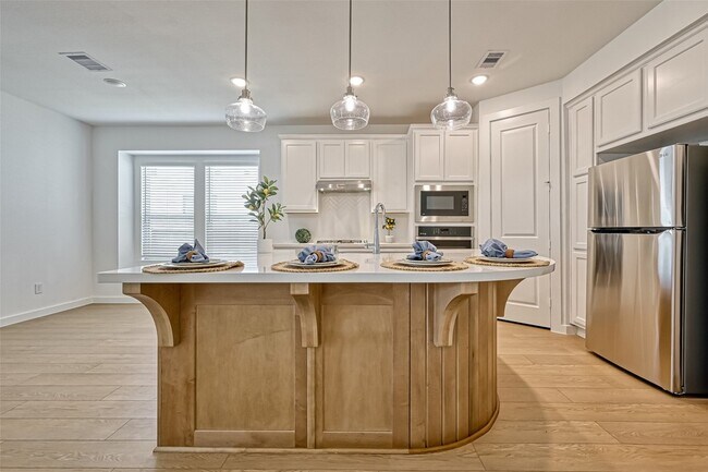 Building Photo - 323 Highland Bayou Dr