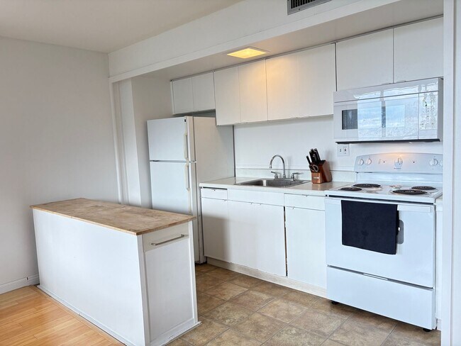 Building Photo - Makaha Valley Towers Studio