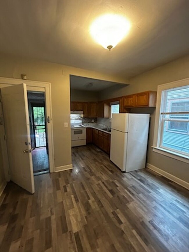 Building Photo - House w/finished basement!