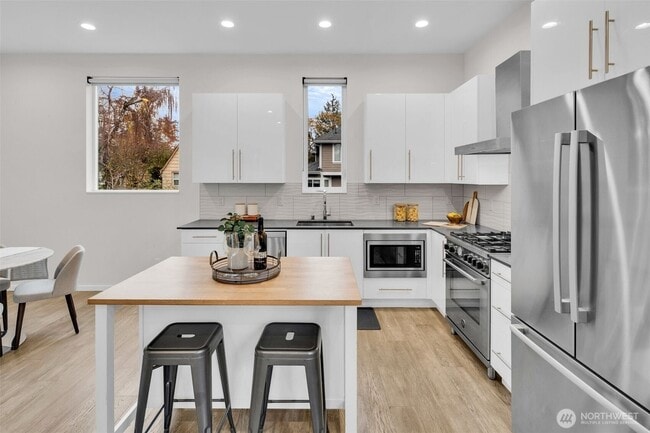 Building Photo - 9732 Woodlawn Ave N