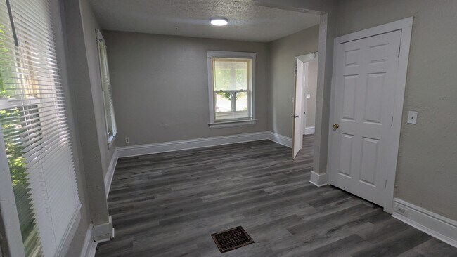 Building Photo - Discover this newly renovated 3-bedroom, 1-bath home in Akron