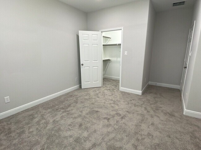 Building Photo - 832 Elkhart St