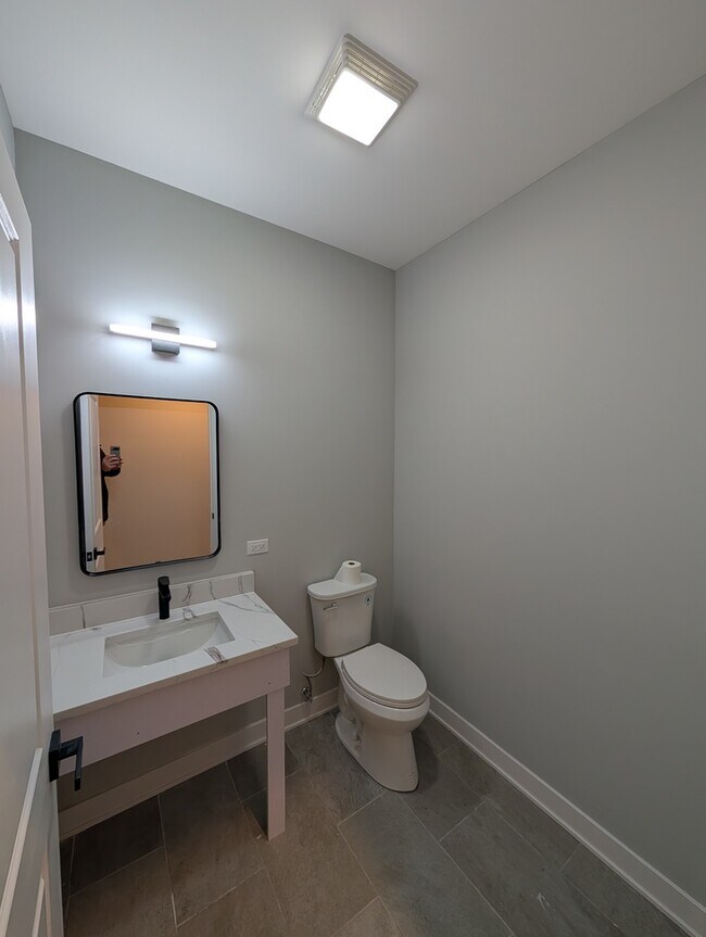 Building Photo - 5418 W Belmont Ave