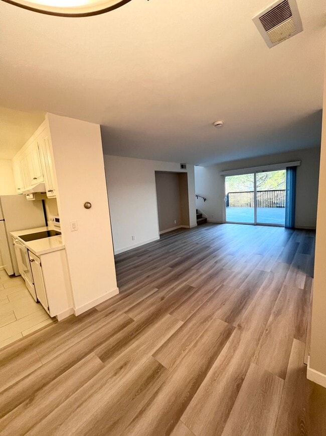 Building Photo - Bright, Cheery and Newly Renovated 2x1 behind Bon Air!