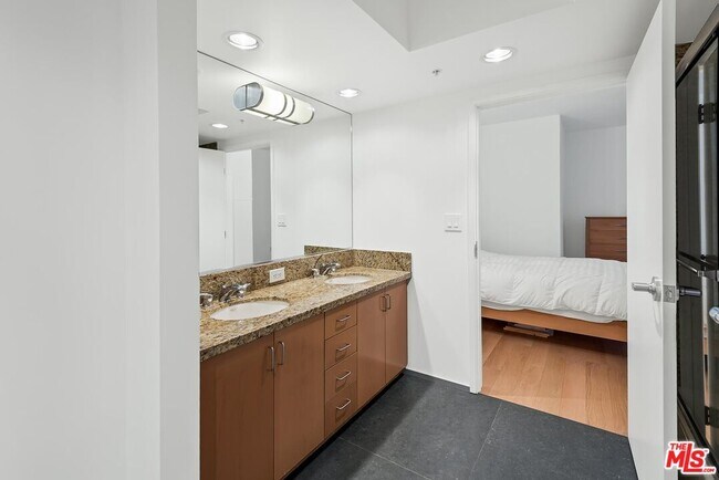 Building Photo - 13700 Marina Pointe Dr