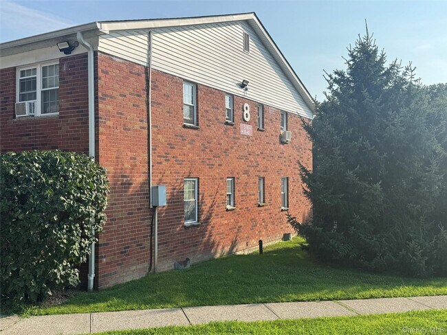 Building Photo - 8 Colonial Rd