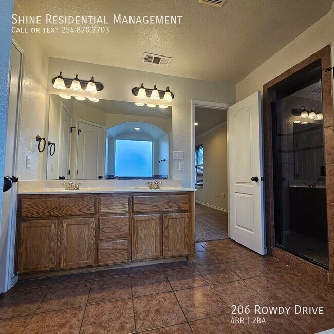 Building Photo - 206 Rowdy Dr