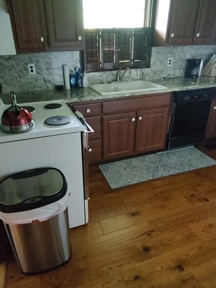 Oven, stove, dishwasher, and spacious kichen - 15493 Siesta Ave