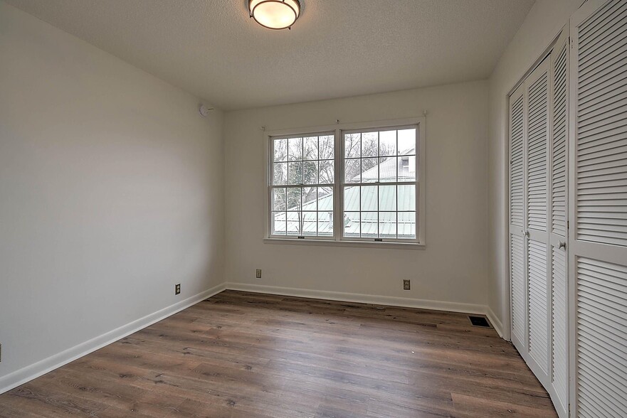 Building Photo - 424 W Maple St