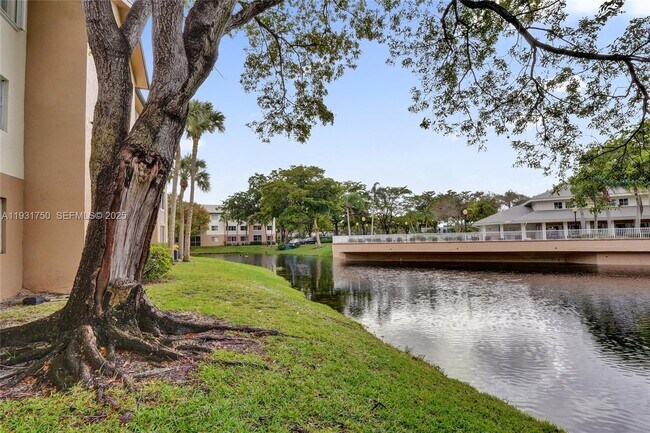 Building Photo - 9833 Westview Dr