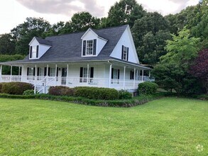Building Photo - 4 bed, 3 bath house