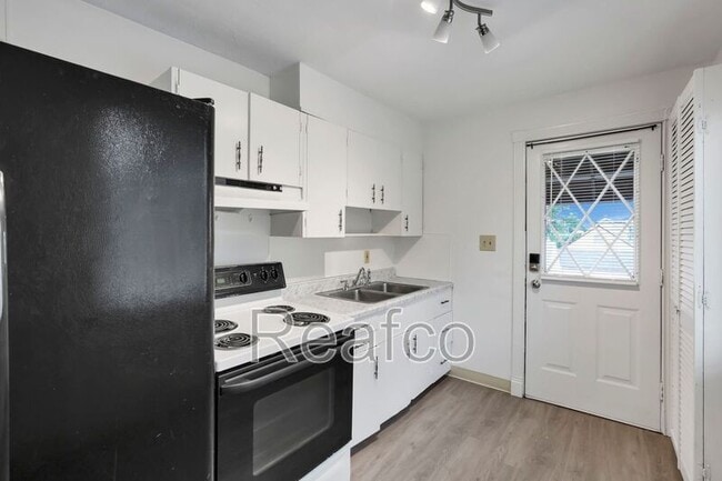 Building Photo - 404 S Chase Ave