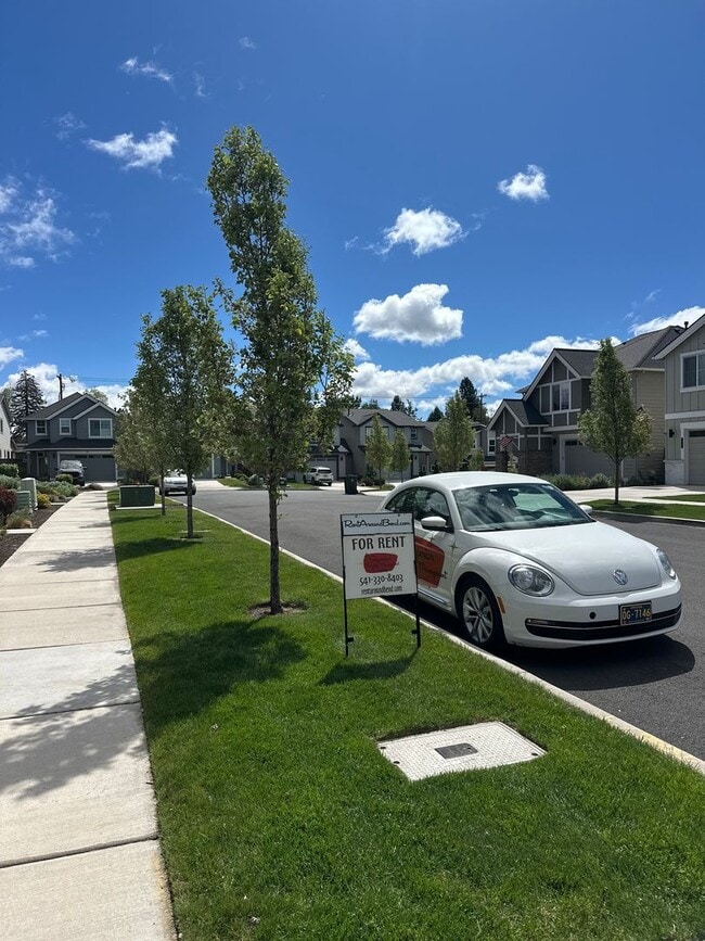 Building Photo - Gorgeous newer townhome in SE Bend!