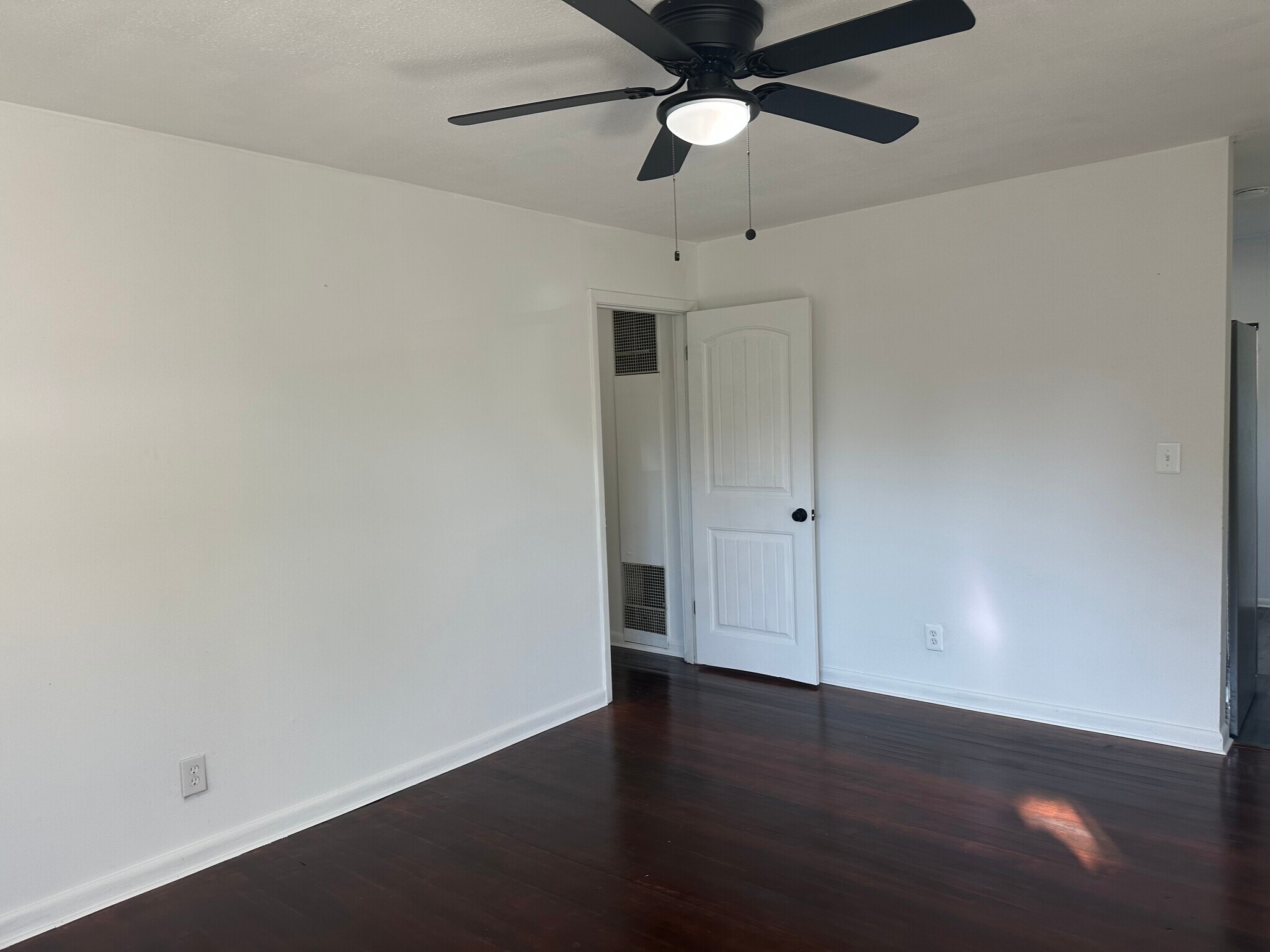 Building Photo - 914 Fleetwood Dr