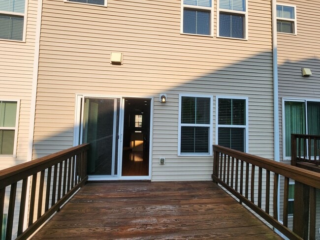 Building Photo - 4 Bedroom Cary Townhome! Great Location, N...