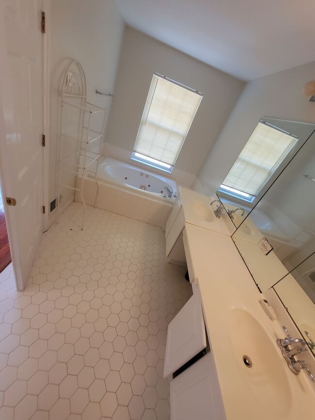 Building Photo - Waterfront! Spacious, updated, 4-bedroom &...