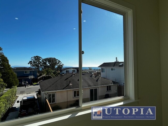 Building Photo - Beautiful 3 Bedroom, 3 Bathroom Duplex Unit Located on the Upper Westside of Santa Cruz. Brand ne...