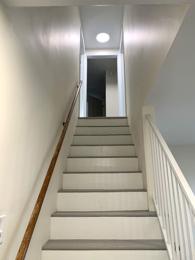 Building Photo - Newly renovated 4 bed/2.5 bath single fami...