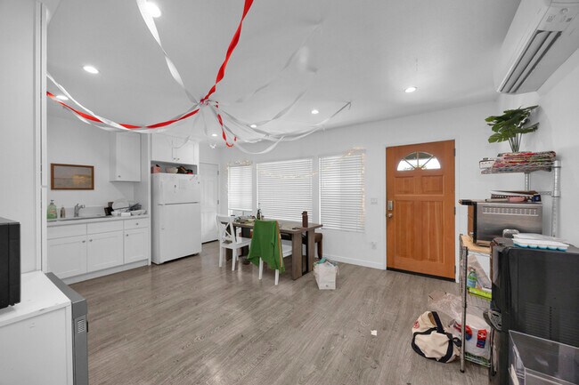 Building Photo - 570 N Cambridge St