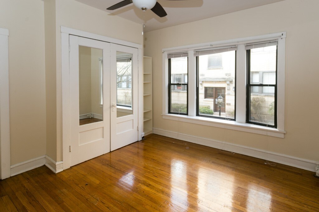 Building Photo - 700 W Cornelia Ave
