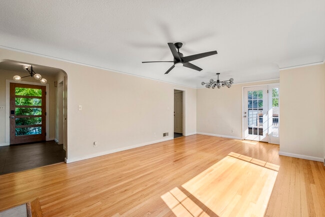 Building Photo - 8206 SW Terwilliger Blvd