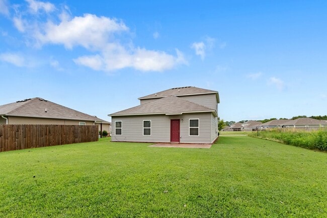 Building Photo - Beautiful home Located in desirable west Fayetteville neighborhood with playground