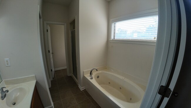 Building Photo - 135 Clear Springs Dr