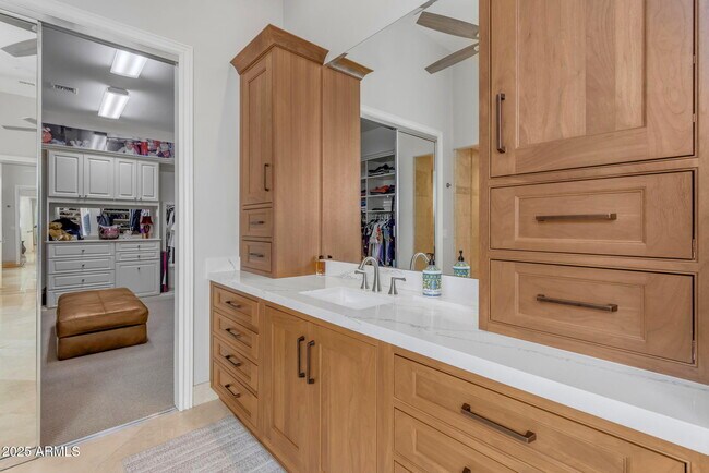 Building Photo - 6938 E Lomas Verdes Dr