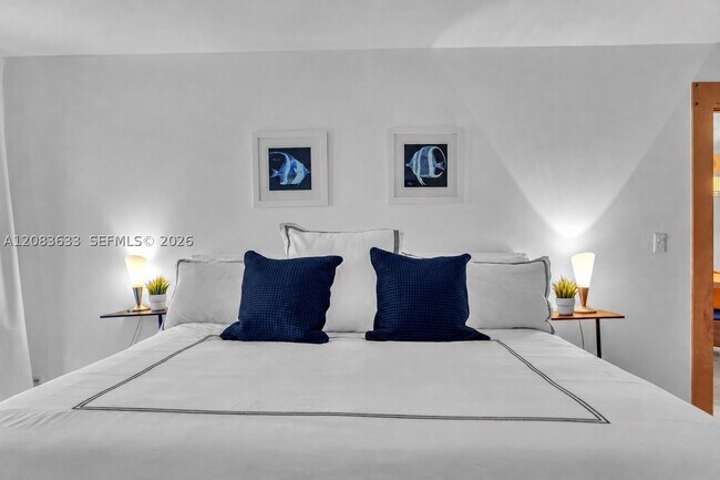 Building Photo - 2625 Collins Ave